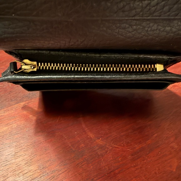 Gucci Black Leather Key & Card Holder with Gold Logo - Picture 7 of 8